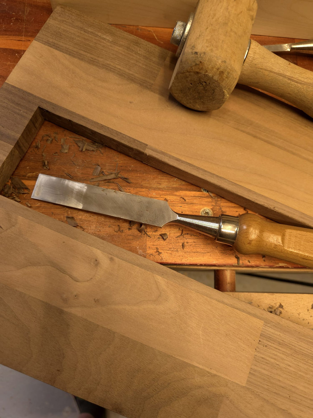 bois et outils d'atelier, ciseaux et maillet