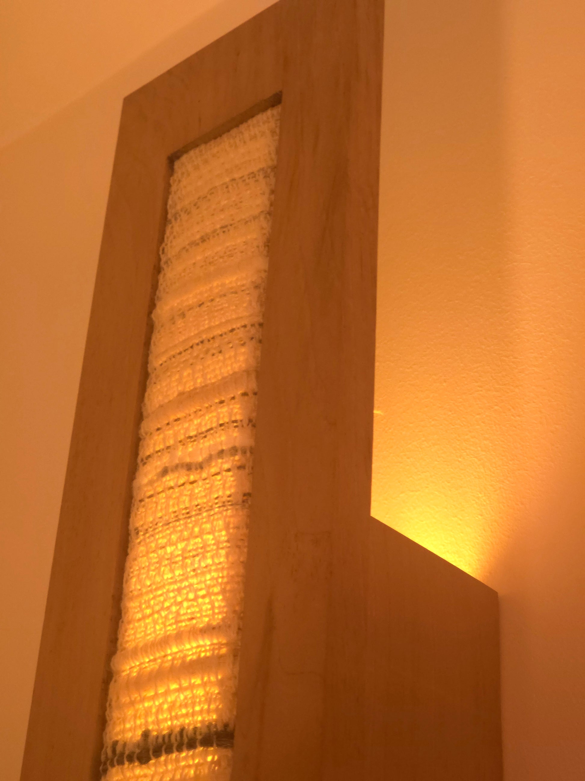 Applique Halo par Uphile, noyer et tissage sable, vue allumée avant droit, détail haut.