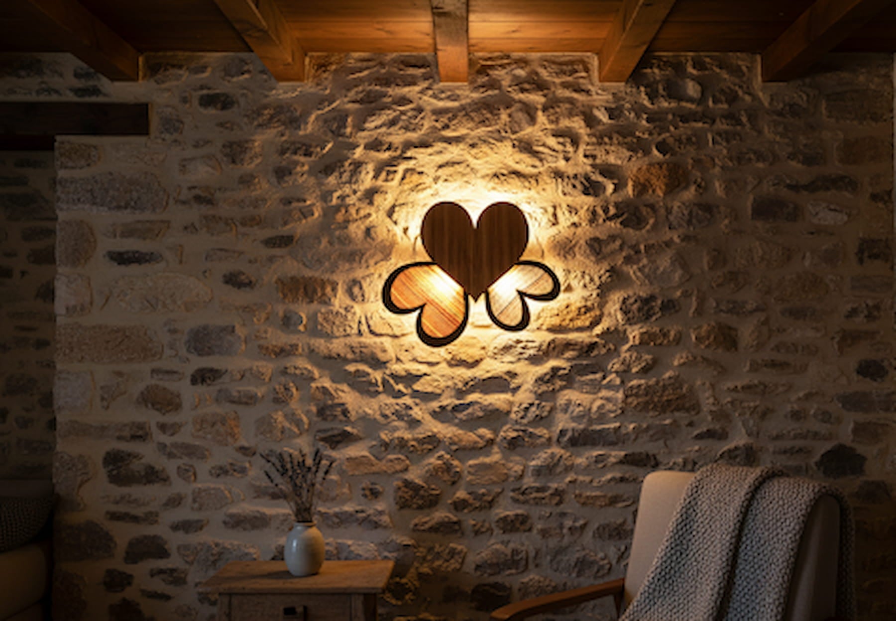 Applique Pétale sur mur pierres création bois et tissage par Uphile