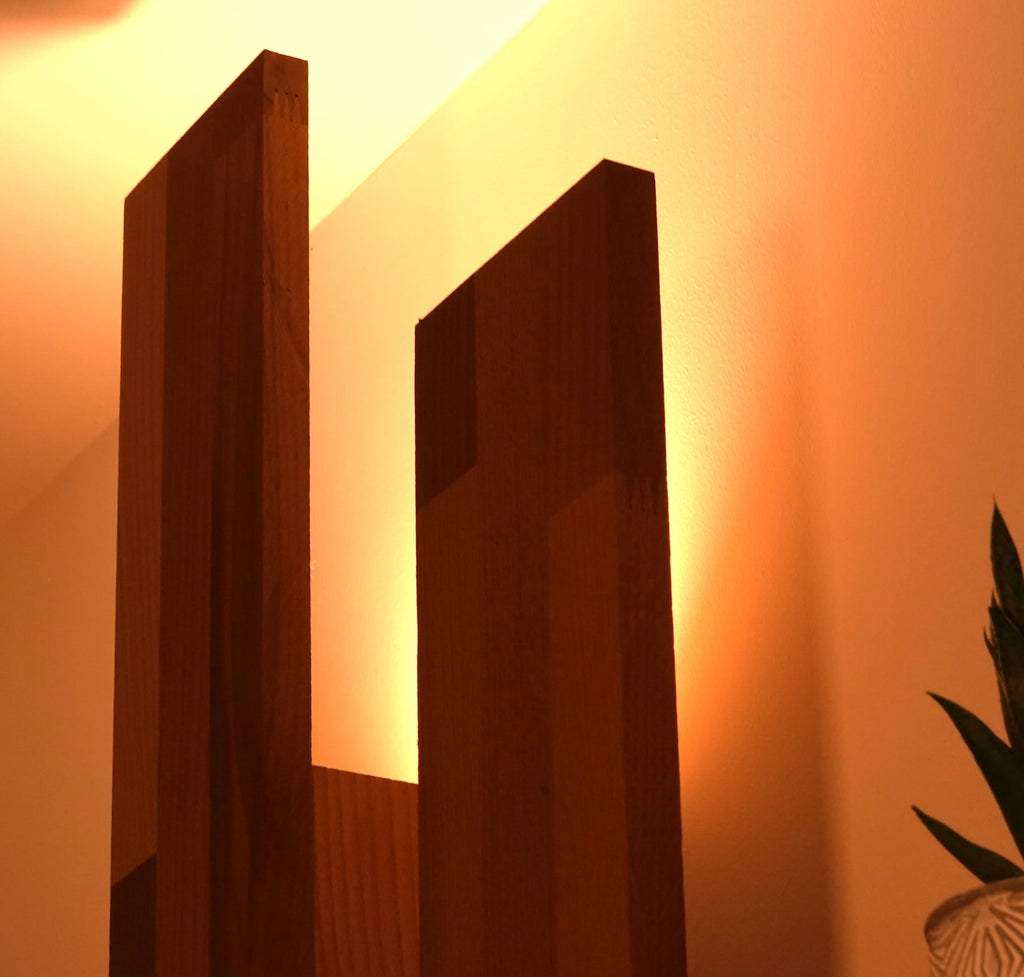 Applique étagère en noyer par Uphile, vue éclairée, détail haut de la lampe
