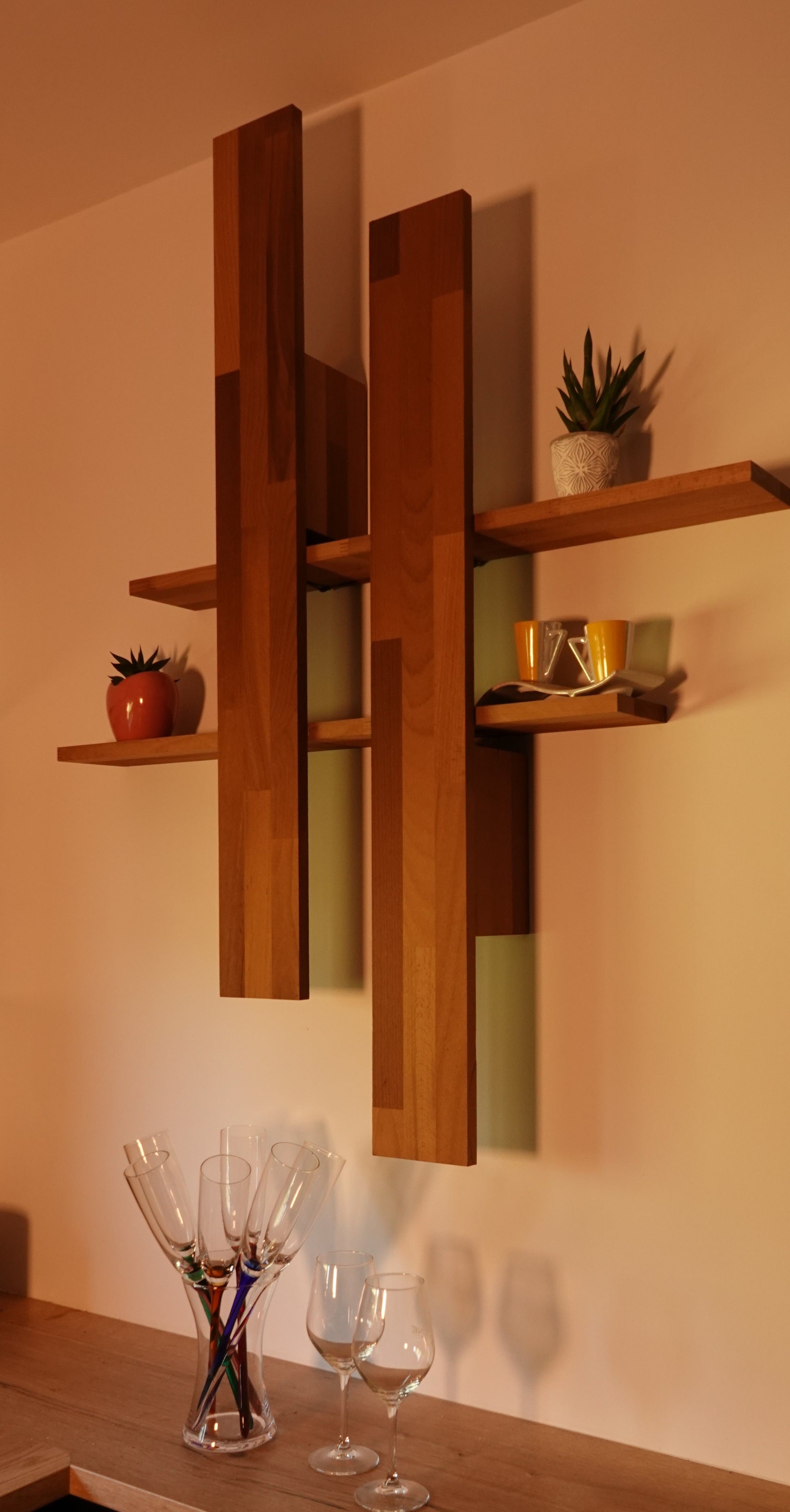 Applique étagère Torche, par Uphile, vue éteinte, face avant droit avec verres.