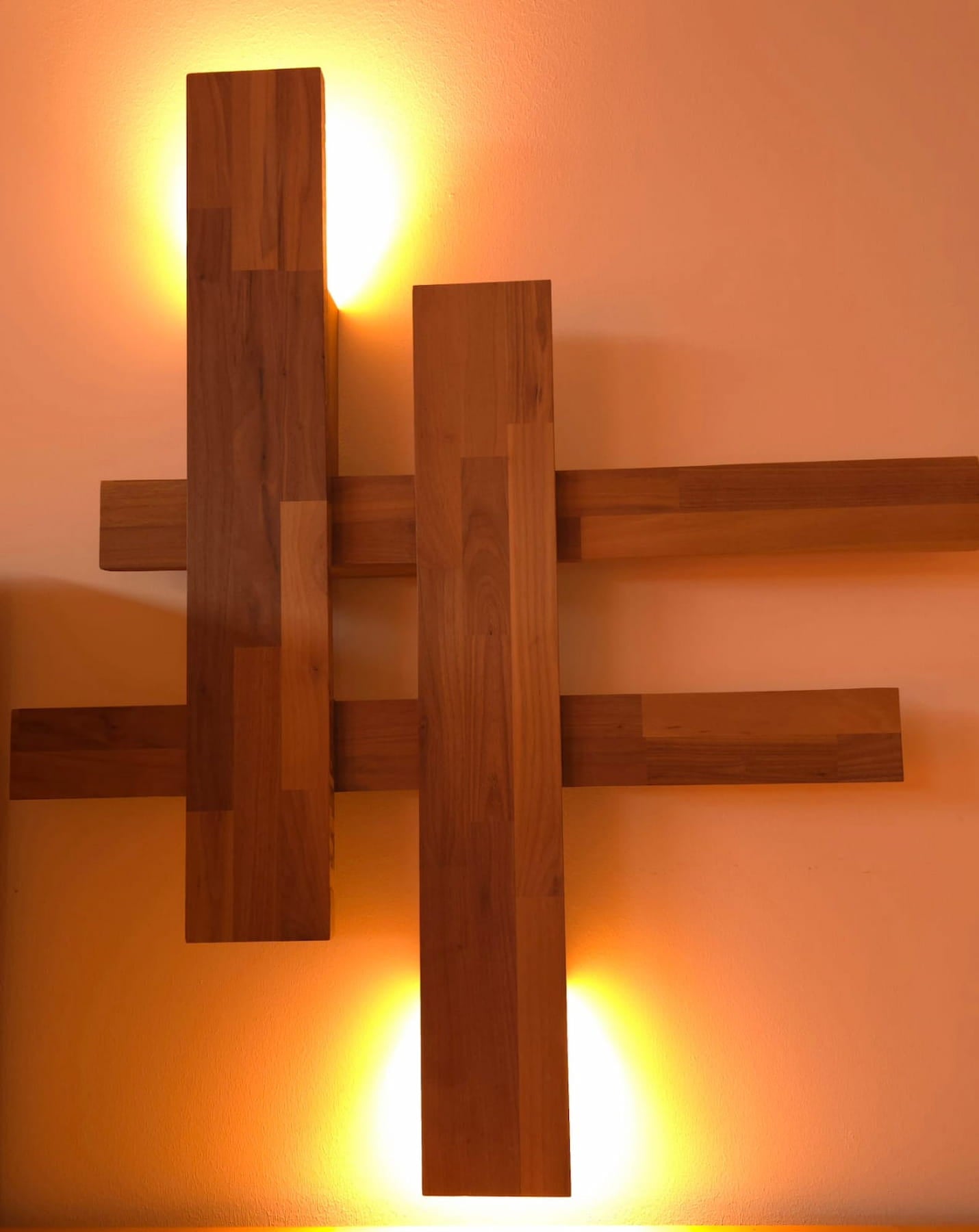 Applique Croisade par Uphile, en noyer, vue allumée de face, entière