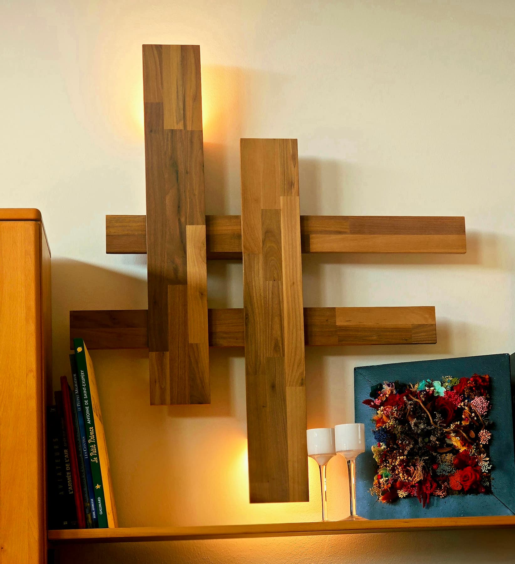Applique Croisade par Uphile allumée noyer vue face avant