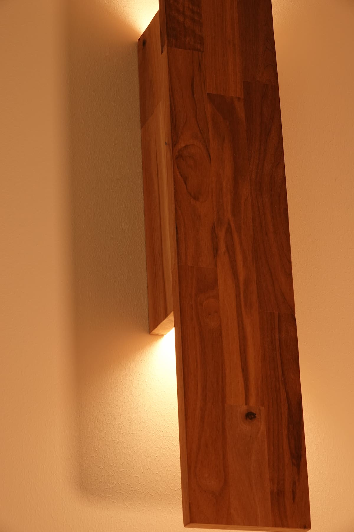 Applique Flambeau de chez Uphile allumée, vue partielle avant gauche