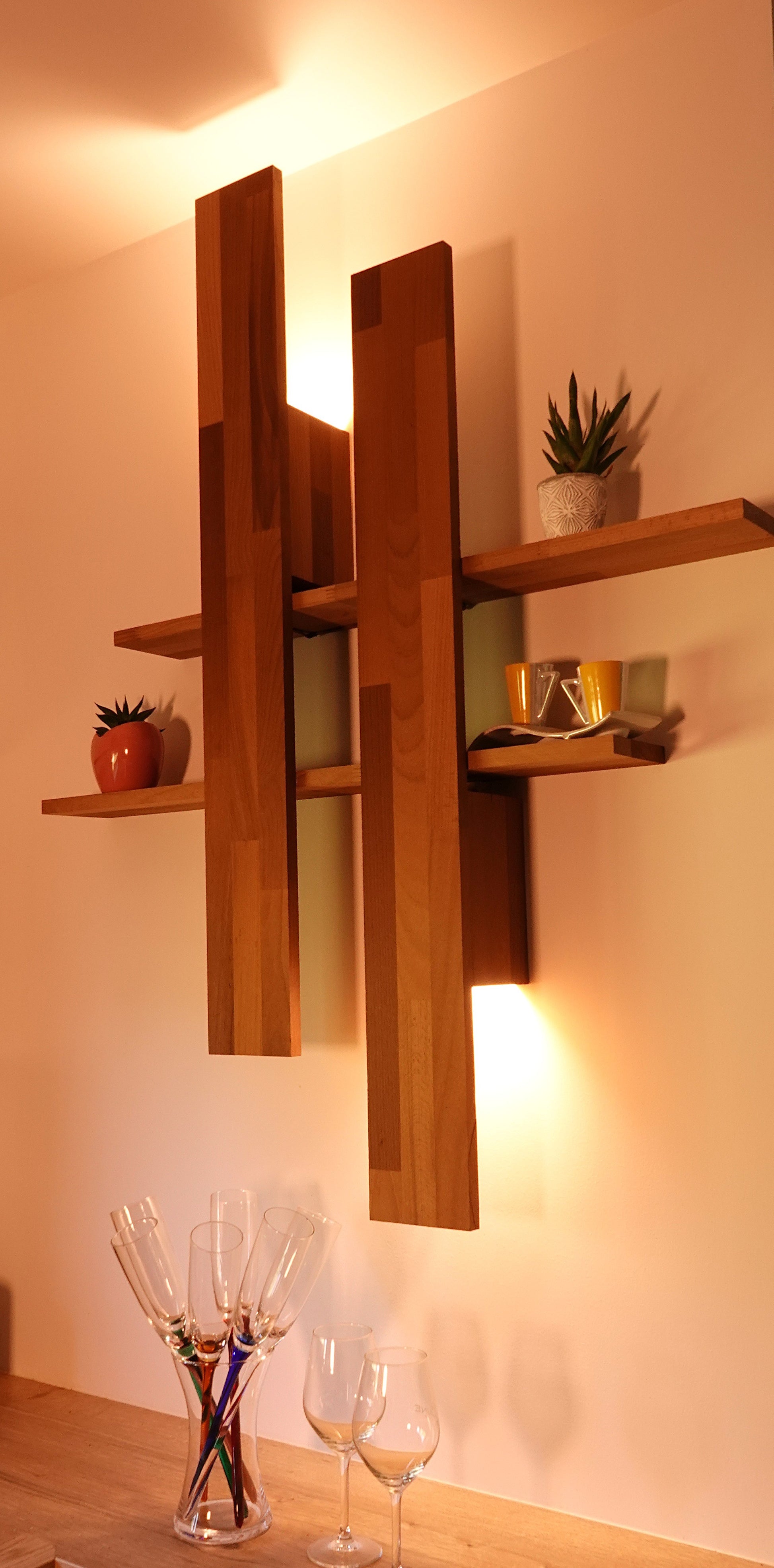 Applique étagère en noyer par Uphile, vue allumée face avant droit avec verres