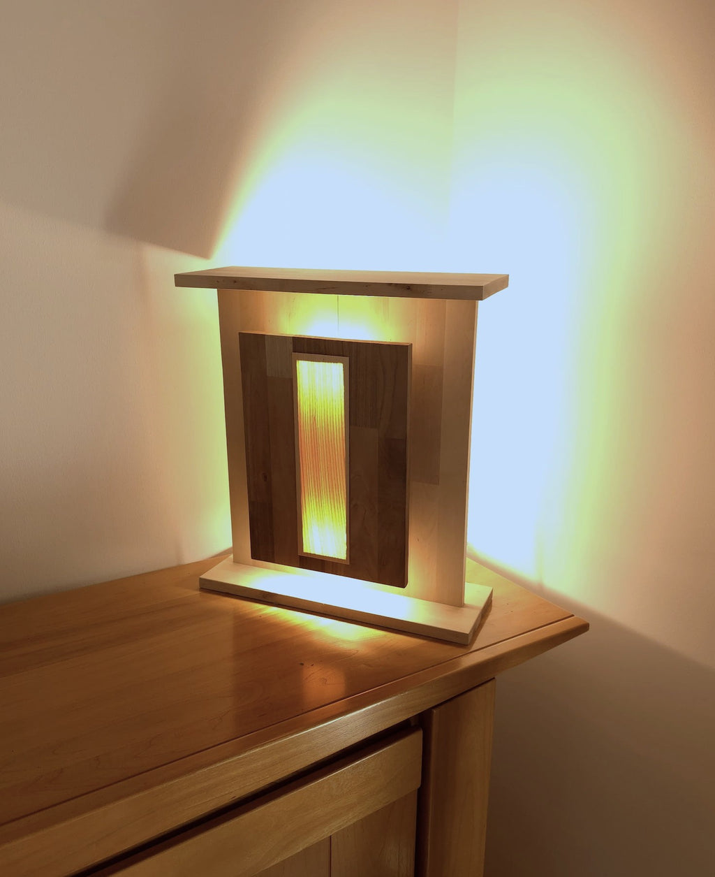 Luminaire à poser Pavois de Uphile, avec placage central Frêne, vue éclairée avant droite