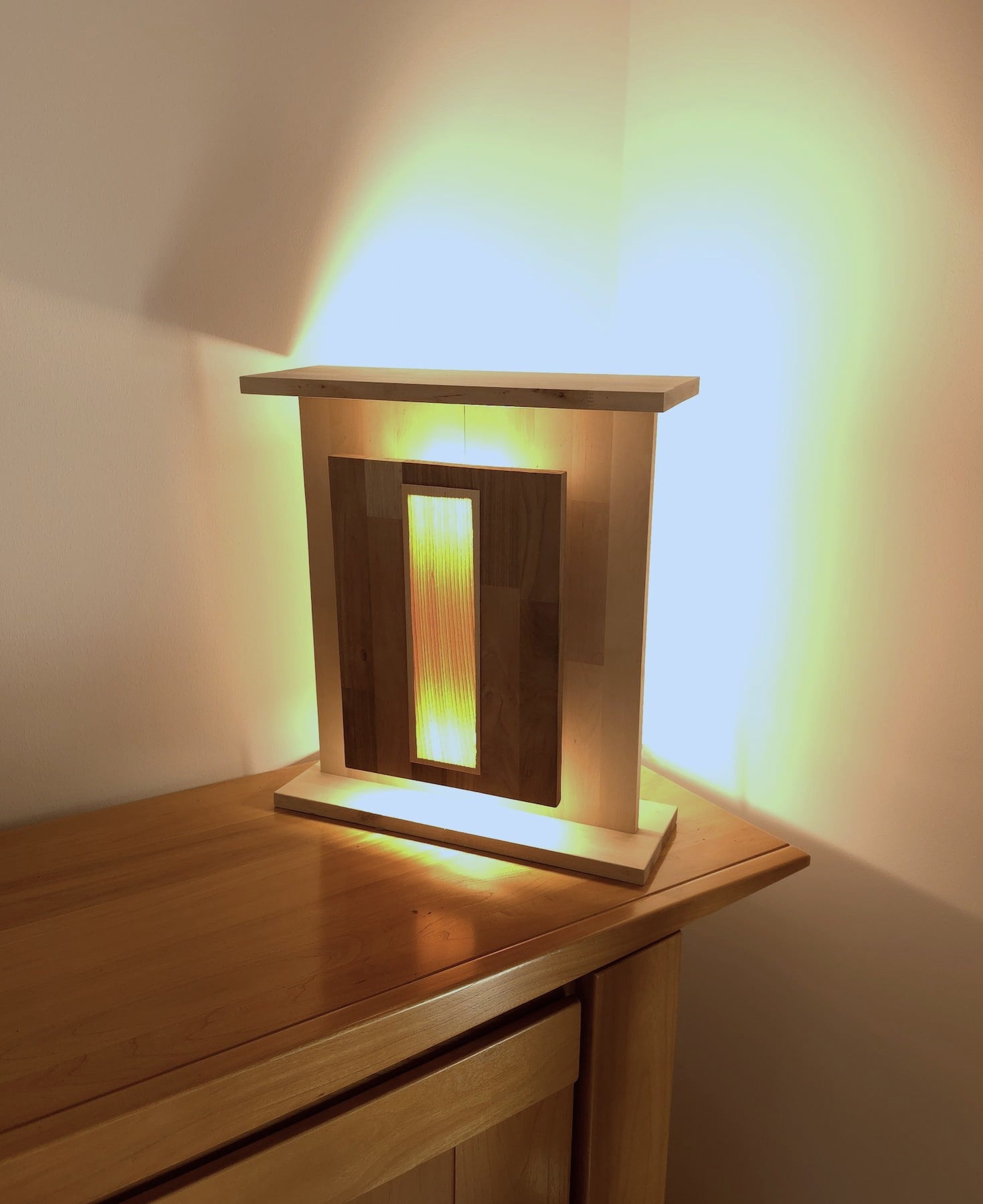Luminaire à poser Pavois de Uphile, avec placage central Frêne, vue éclairée avant droite