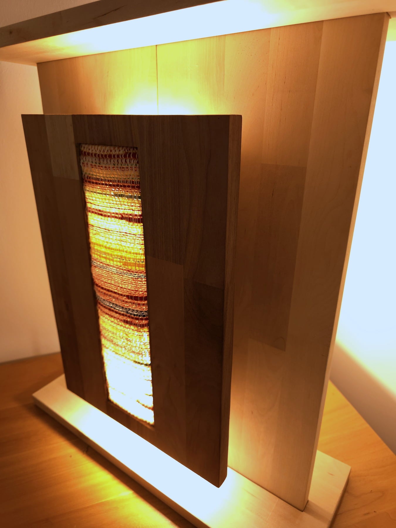 Luminaire à poser Pavois de Uphile, avec tissage central Horizon, vue éclairée avant droite