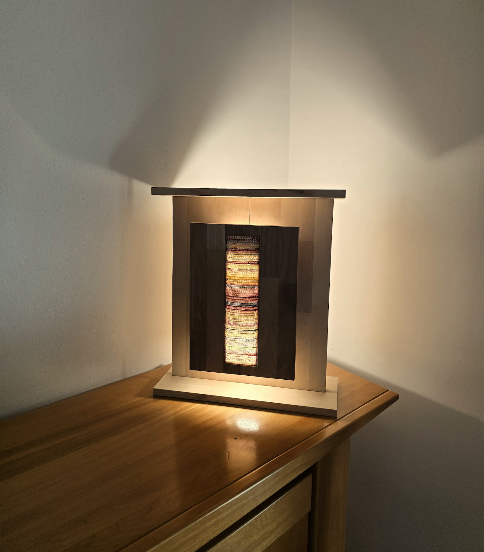 Luminaire à poser Pavois de Uphile, avec tissage central Horizon, vue éclairée avant droite