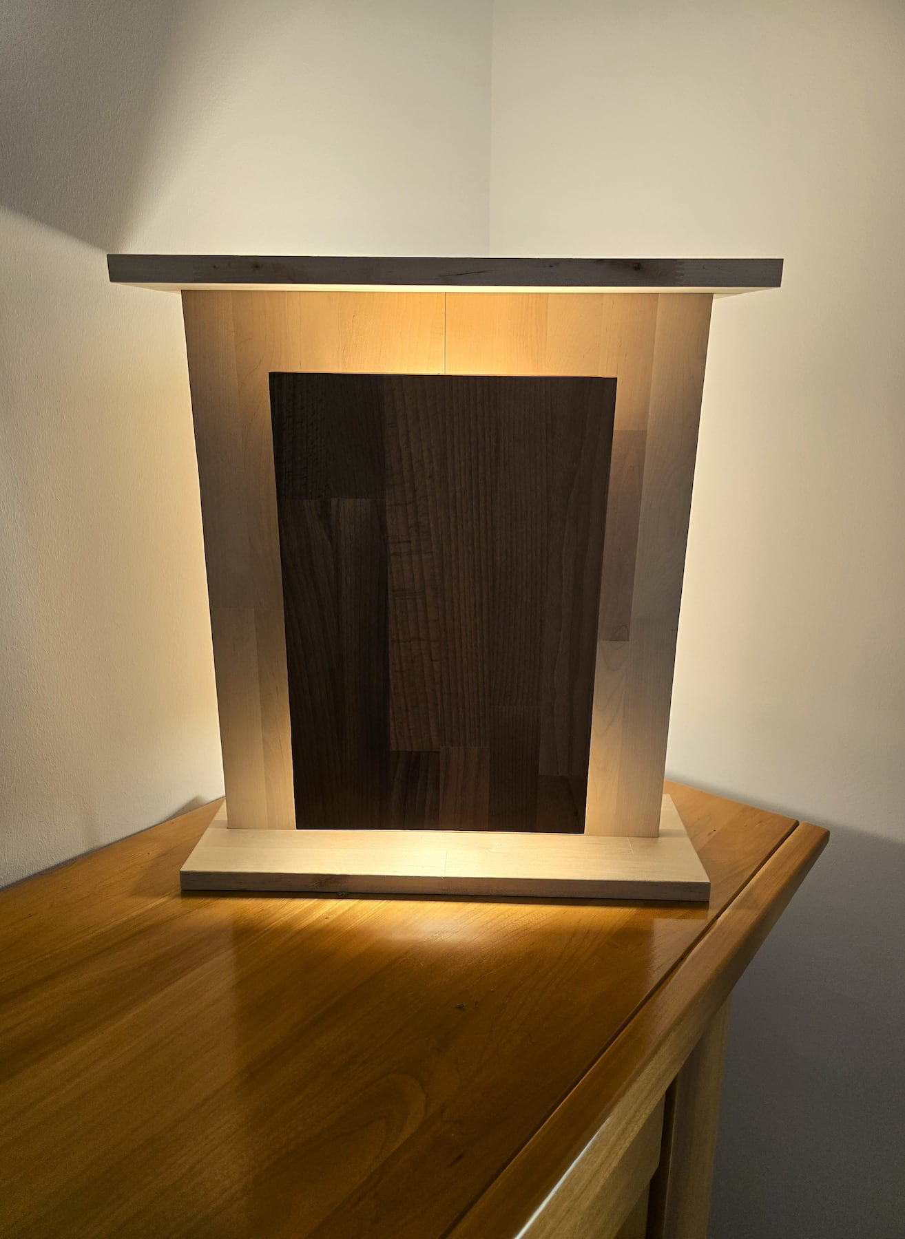 Luminaire à poser Pavois de Uphile, avec face avant sans ajour, vue éclairée avant 